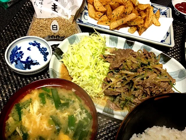 Snapdishの料理写真:#夕飯 ニラ玉子味噌汁、フライドポテト、白米、牛肉しょうがニンニク炒め、すらないゴマ。牛肉食べた牛肉！|ms903さん