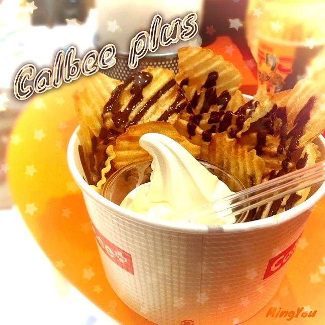 Potato chips & vanilla soft cream w/ Royce chocolate sauce|みん(๑・‿・๑)さん