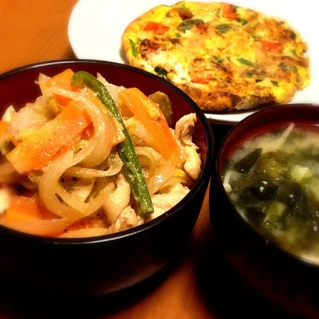 Snapdishの料理写真:ヨーグルト漬け鶏ムネ肉と野菜のにんにく醤油炒め丼とほうれん草とミニトマトのオムレツ、具だくさんお味噌汁    30日の夕ごはん|mikochieさん