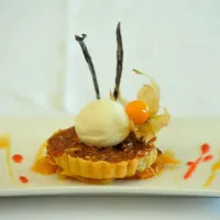 Warm pecan and maple pie with vanilla bean ice cream|Adrian Buchananさん