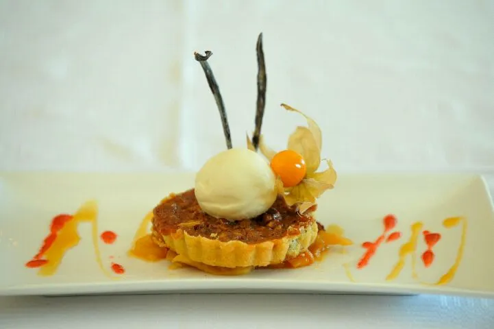 Warm pecan and maple pie with vanilla bean ice cream|Adrian Buchananさん