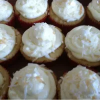 Coconut cupcakes with cream cheese frosting.|Lisa Flindersさん