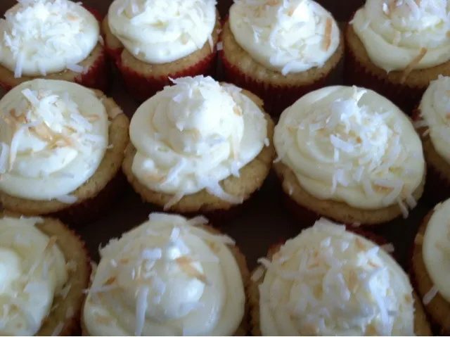 Coconut cupcakes with cream cheese frosting.|Lisa Flindersさん