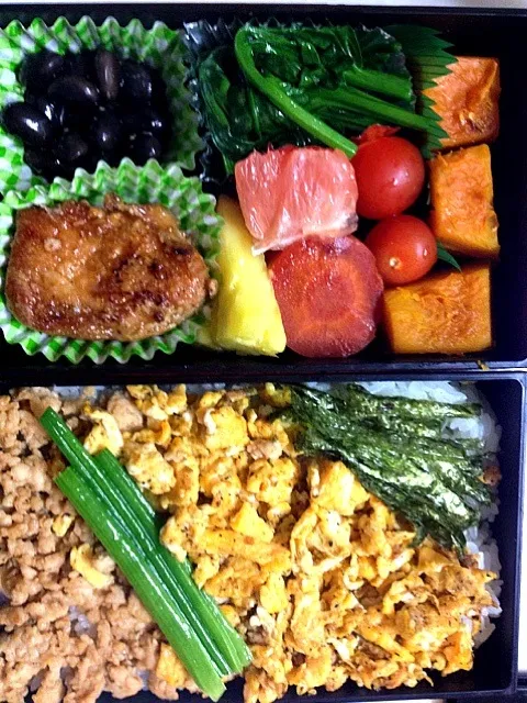 Snapdishの料理写真:鶏そぼろ弁当、油淋鶏、黒豆、金時人参、かぼちゃ、ほうれん草…|zcさん