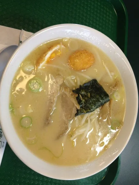 ラッキーピエロ人見店塩ラーメン¥590こってり塩派にはたまらないなんと平日行くと餃子が¥100で食べれちゃう（≧∇≦）美味しく頂きましたぁ(^^)／~~~|函館B級グルメ調査隊体調さん