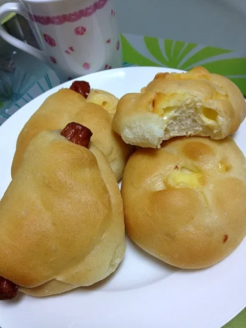 Snapdishの料理写真:Cheese and hotdog bread for breakfast|Lian Limさん