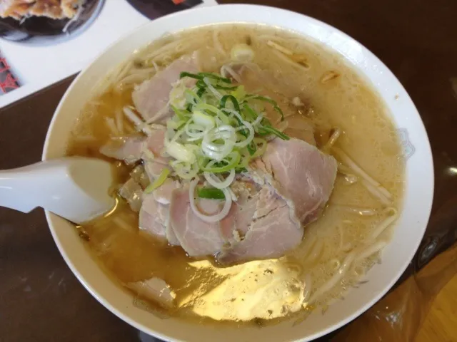 函館塩豚のチャーシュー富士山盛り味噌ラーメン¥750写真が下手で上手く伝わらないが、チャーシューかなり入ってます(^○^)スープも美味い美味しく頂きましたぁ(^^)／~~~|函館B級グルメ調査隊体調さん