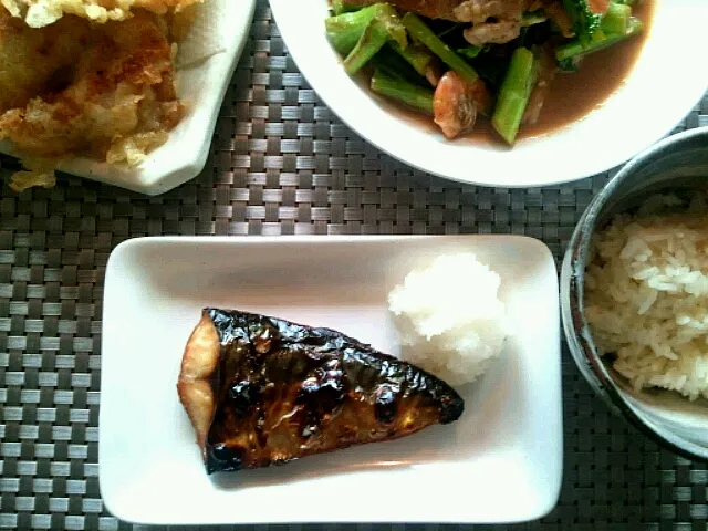 昼御飯、サバ塩焼き、なばな炒め、雪茸、舞茸天婦羅|直樹さん