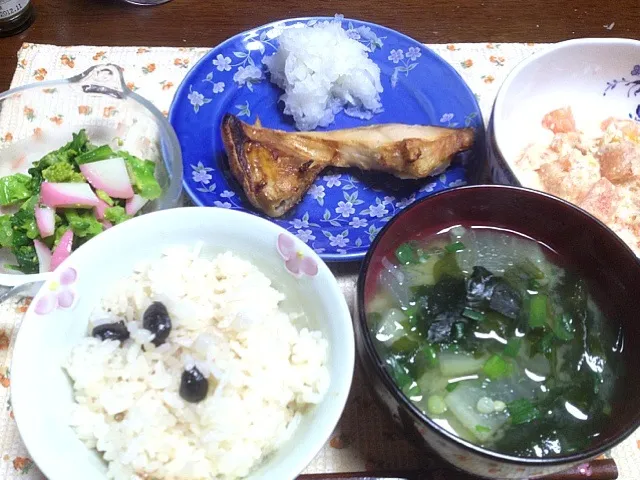 鮭のカマ焼き 🍅サラダ 菜の花のからし和え 味噌汁|掛谷節子さん