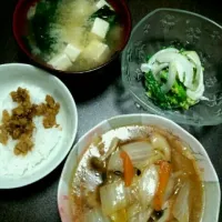 Snapdishの料理写真:鶏と白菜の中華とろとろ煮、菜の花と玉ねぎの塩麹マヨサラダ、豆腐とわかめのお味噌汁、ごはん|さやたんさん