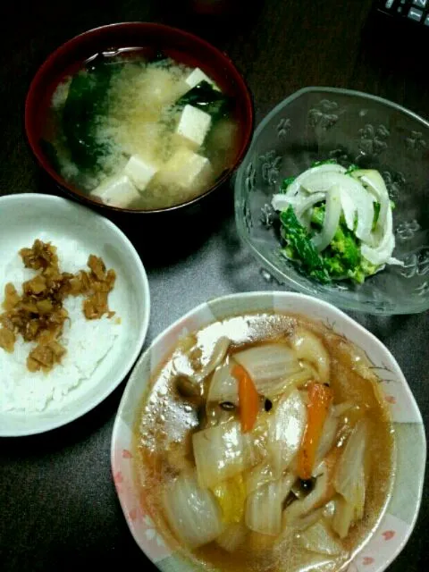 鶏と白菜の中華とろとろ煮、菜の花と玉ねぎの塩麹マヨサラダ、豆腐とわかめのお味噌汁、ごはん|さやたんさん