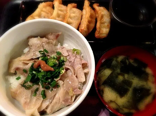 Snapdishの料理写真:塩ぶた梅カルビ丼&餃子定食|SEVENさん