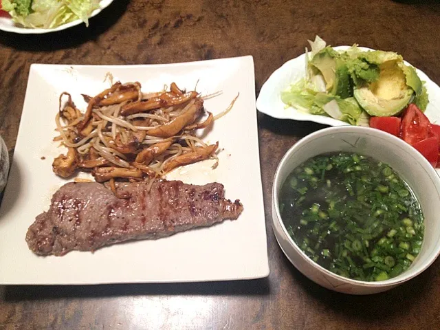 夕飯🌸ステーキ、もずくとニラのスープ、野菜サラダ|カナうささん