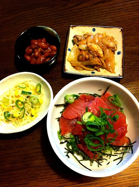 鉄火丼、豆もやしのナムル、鶏肉の黒コショウ焼き、金時豆の煮物|きりママさん