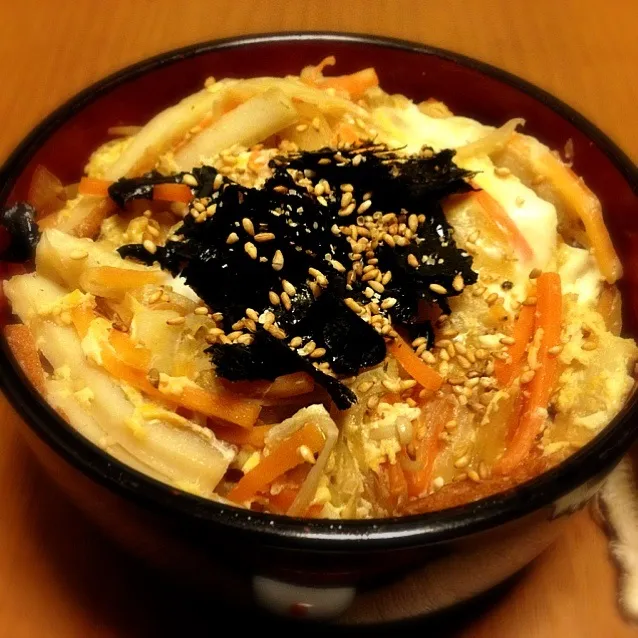 ちくわ・人参・玉ねぎ・えのき茸の玉子とじ丼|mikochieさん