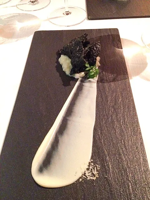 Squid, cauliflower cream, ink chips|ryosuke annoさん