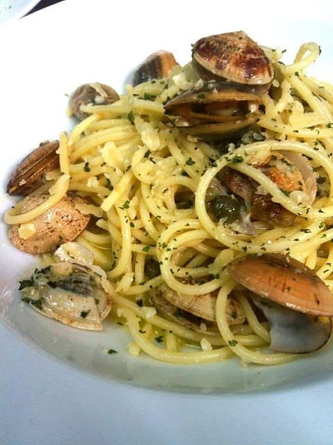 Snapdishの料理写真:pasta vongole|robert rainer ebueさん