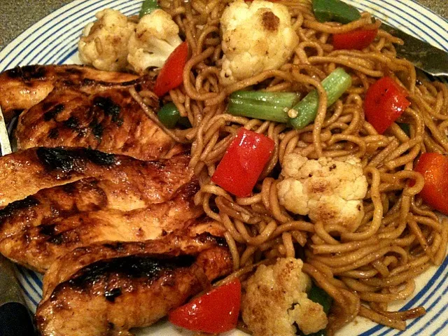 Fried noodles yakisoba with teriyaki chicken steak.|Eveさん