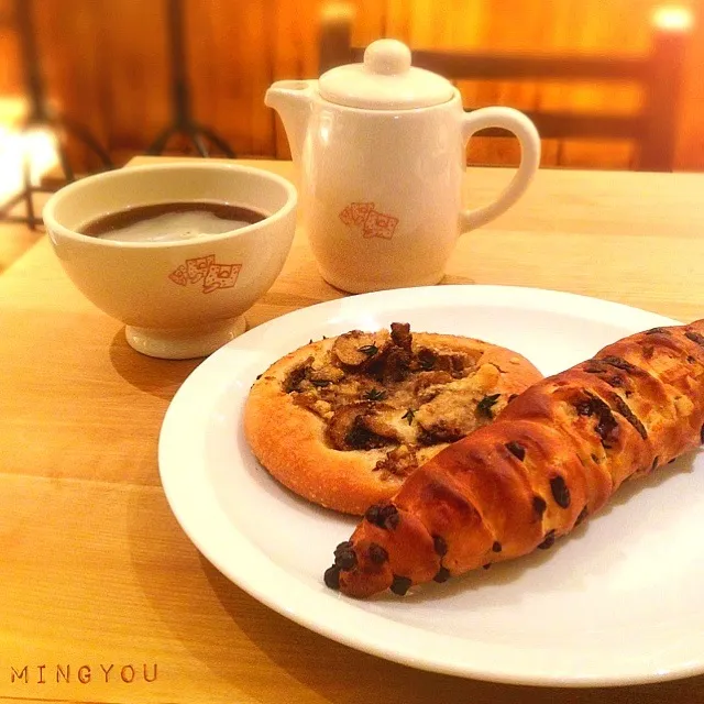 Snapdishの料理写真:Viennois chocola oranje , mushroom focaccia  & coffee decaf|みん(๑・‿・๑)さん