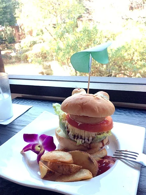 Snapdishの料理写真:カエルバーガー♪中は牛肉だけど|みどりっちさん