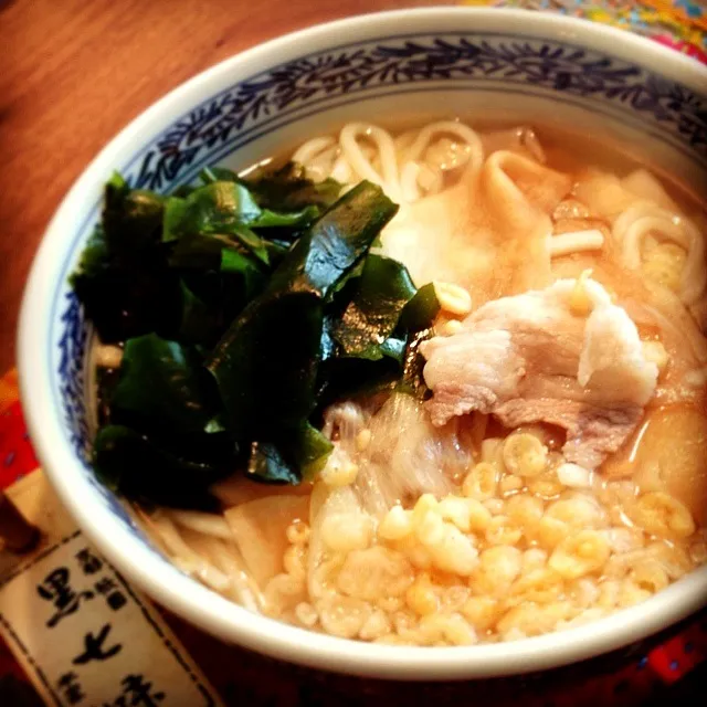 ワカメとその他もろもろのうどん|うしこの美味しいレストランさん