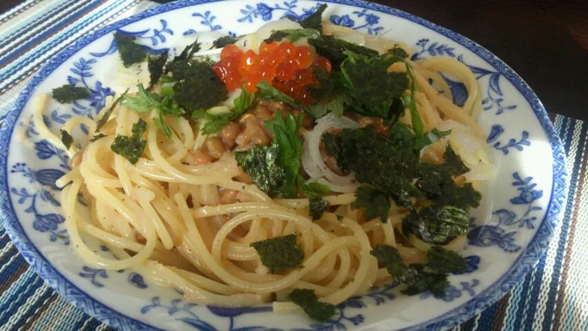 手巻き寿司の残りを活かした明太子と納豆のパスタ大葉とイクラ載せ。パスタのゆで汁をうまく使うとクリーミーに。|SATOSHI OOCHIさん