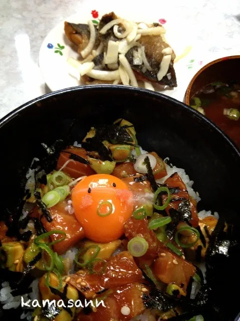 サーモンアボカドユッケ丼🍜(たまちゃん乗っけ)鯵の南蛮漬け🐟|かまさん