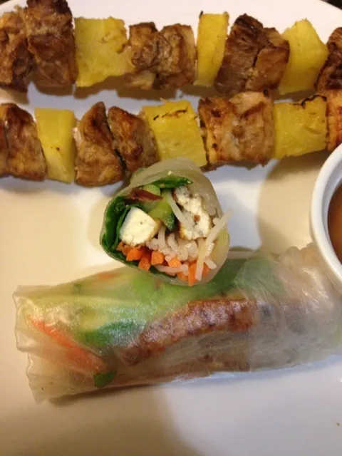 fresh summer rolls with tofu (spinach,carrots,rice noodle,cucumber) with roasted peanut chicken and pineapple skewers|lizさん