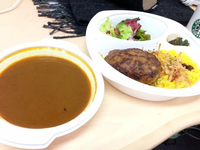 Snapdishの料理写真:Hamburg steak and curry take out|chan mitsuさん