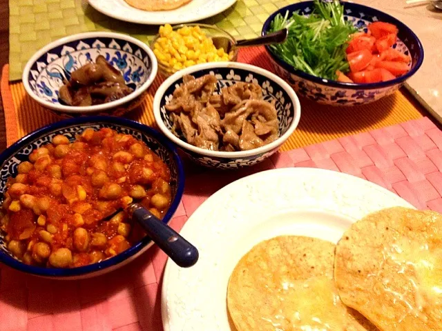 Snapdishの料理写真:DIY tacos w/leftovers 手巻寿司感覚で残り物タコス|Junya Tanakaさん