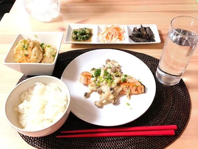 鮭の味噌マヨネーズ、小さな豆腐ハンバーグ、オクラの胡麻和え、なます、ナスの煮浸し♡|ERIさん