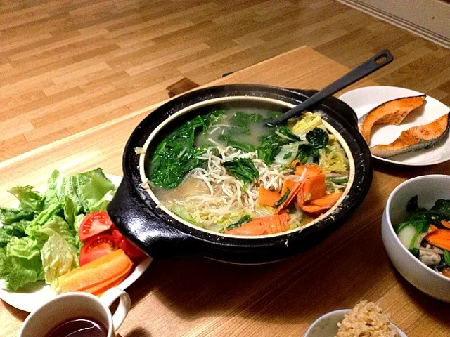 貧血でダウンしている私のために、ほうれん草いっぱいの牡蠣味噌鍋を作ってくれました。焼き鮭もうまー。|うみちづさん