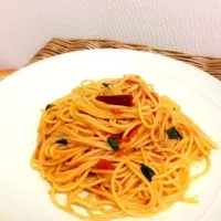 Snapdishの料理写真:フレッシュバジルのトマトソーススパゲッティーニ|ユウキさん