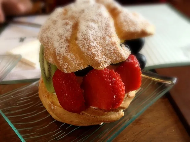 Choux cream with fresh fruits|Watashiさん