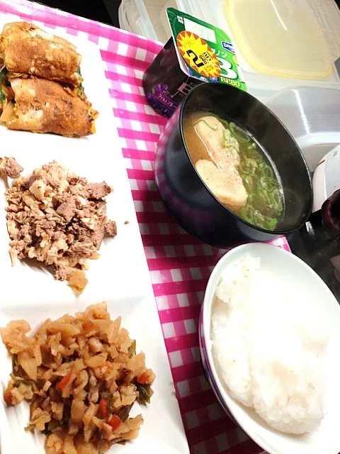 Snapdishの料理写真:すべて、微塵切りにしたおかず。お粥と麩の味噌汁。２割引シールのヨーグルトが恥ずかしい(^^;;|ハルさん