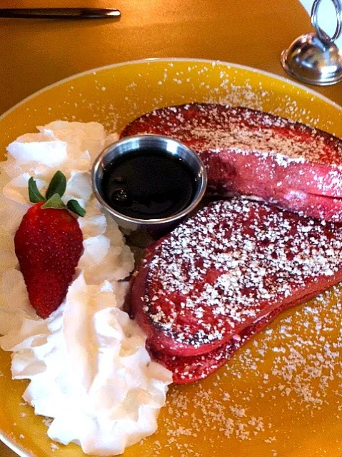 Red velvet french toast|Ariz Guzmanさん