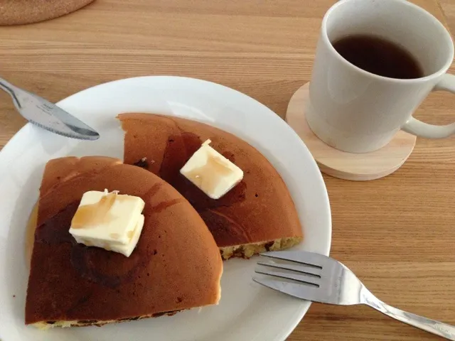 だんなさんが作ってくれたホットケーキ。ブランデーとレーズン入りでケーキみたいに美味しい。|うみちづさん