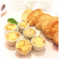 Snapdishの料理写真:Garlic Bread and Baked Baby Calm with Cheese 🍞🐚|@bangkokさん