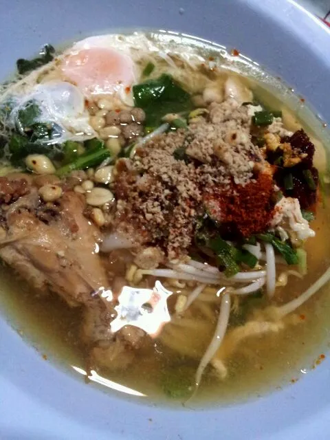 ก๋วยเตี๋ยวไก่ใส่ไข่|Tumtuiwaさん