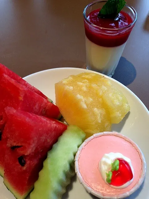 Balance your buffet with fruits and  dessert ; mini cupcake and pudding !|SuperNuj Jutamasさん