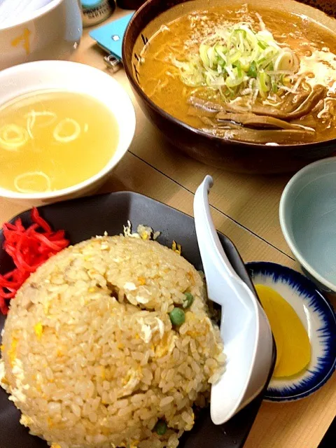 すみれ 味噌ラーメン＆炒飯♡|かよさん