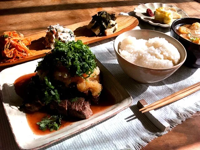 大根おろしとシソたっぷりのステーキ定食。|つるたさん