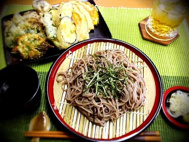 ざる蕎麦とサクサク天ぷら。今日のランチ。|かなさん