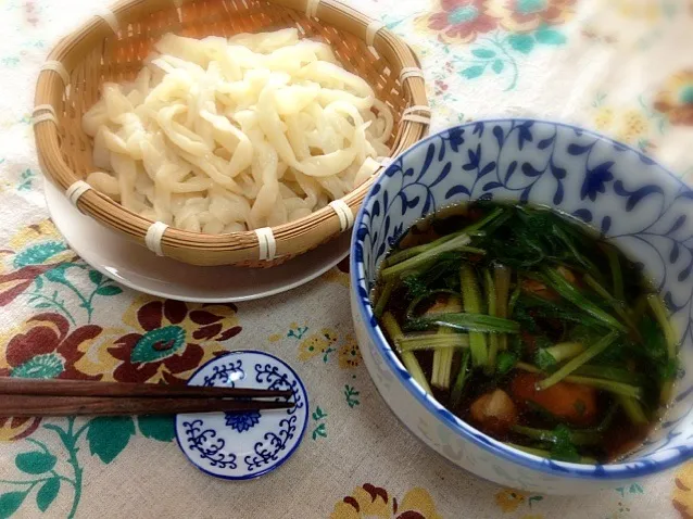 Snapdishの料理写真:手打ちうどん セリと鶏肉の温かいお汁で|nobue shimoyoshiさん