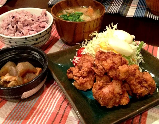 塩麹の唐揚げ、蒟蒻と油揚げの甘辛煮、豚汁、黒米ごはん|サチさん