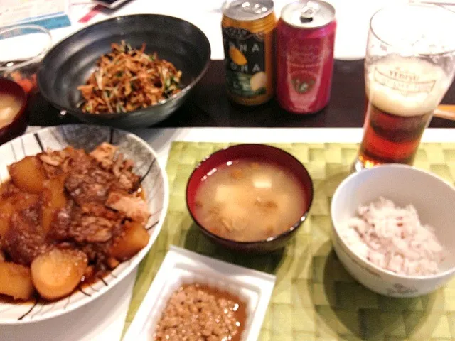 Snapdishの料理写真:今夜は昨日の煮豚に大根足して煮直したものに、切り干し大根とカイワレのサラダ、ナメコと豆腐の味噌汁、雑穀ご飯と納豆、、、、合わせたのは越後ビールのレッドエールといつものよなよなエール|gintanさん