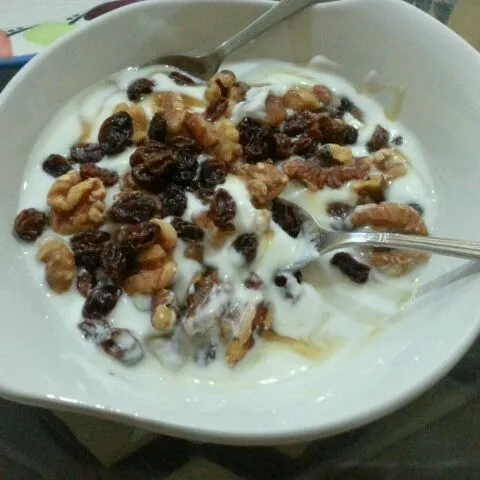 greek yogurt (walnut, dark raisins + drizzled honey on top)|latigy marpashaさん