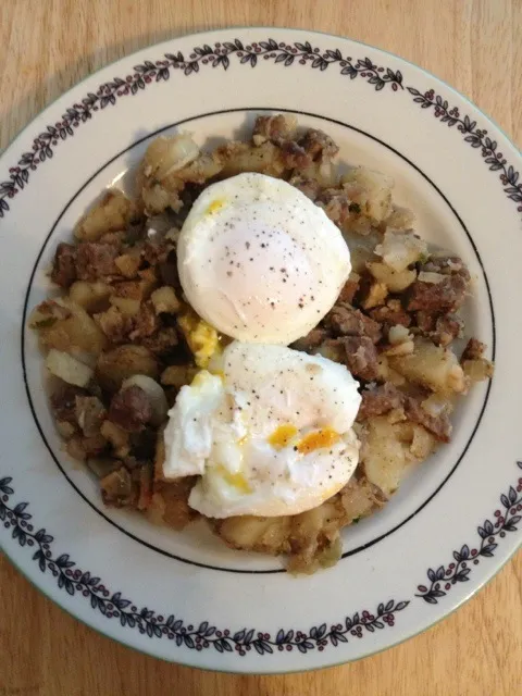 Poached Eggs over Steak Hash|http://melissasmenu.wordpress.com/さん