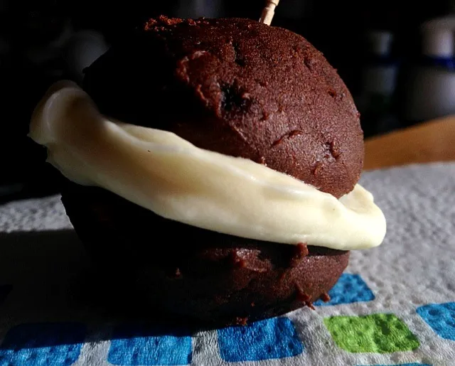 Wee Whoopie Pie (chocolate cake with vanilla cream filling)|Dean M Rogersさん