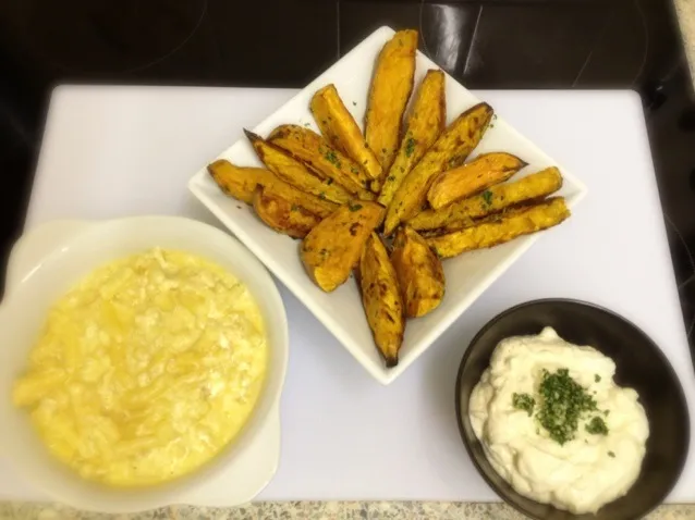 Slow cooker mac n cheese with garlic butter sweet potato wedges and creamy feta dip|Steve Pountneyさん